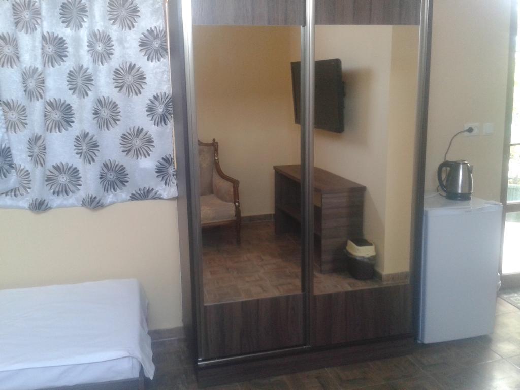 Maxim Mini Hotel Batumi Bagian luar foto