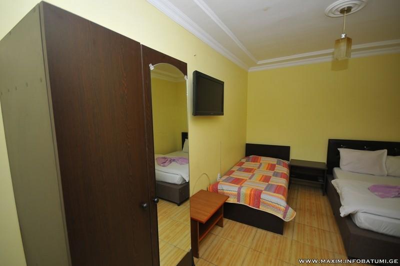 Maxim Mini Hotel Batumi Bagian luar foto